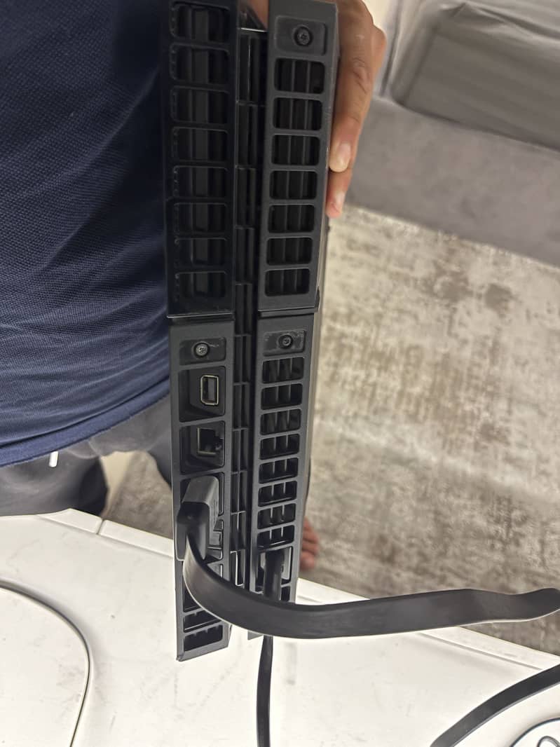 Ps4 fat with 3 controller 4