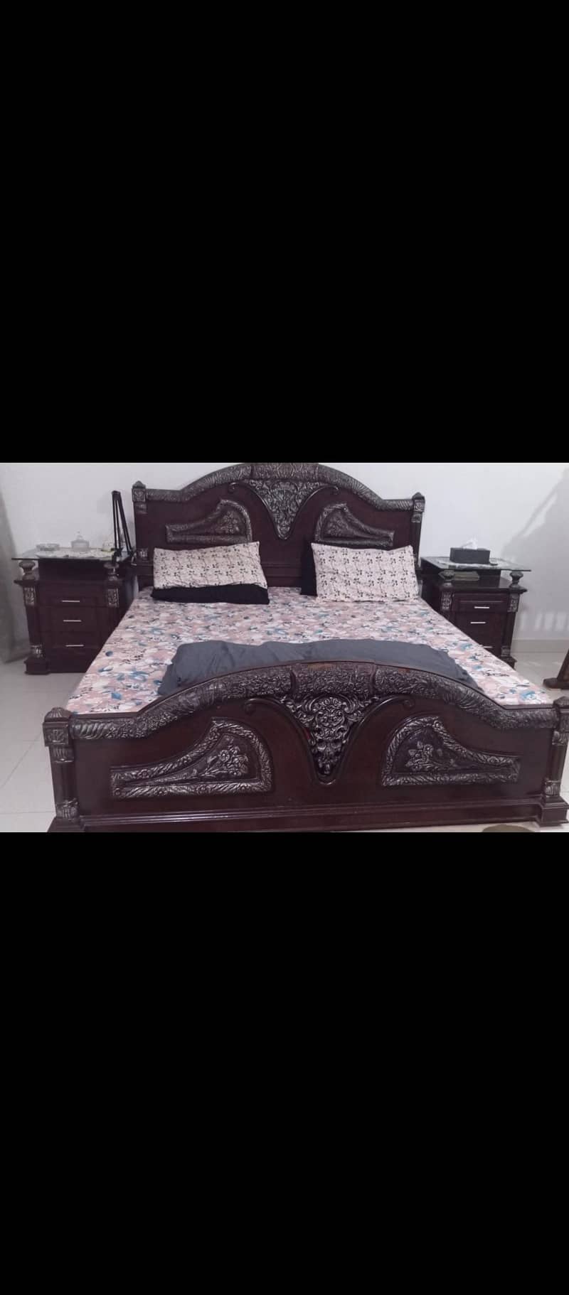 bedset with side tables & dressing table 0
