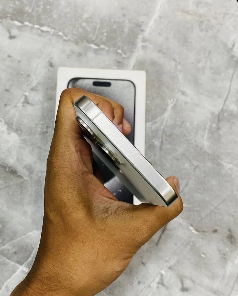 iPhone 15 Pro Max 2