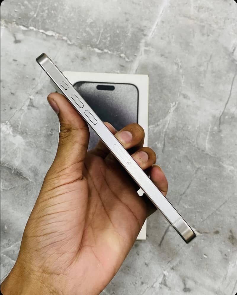 iPhone 15 Pro Max 4