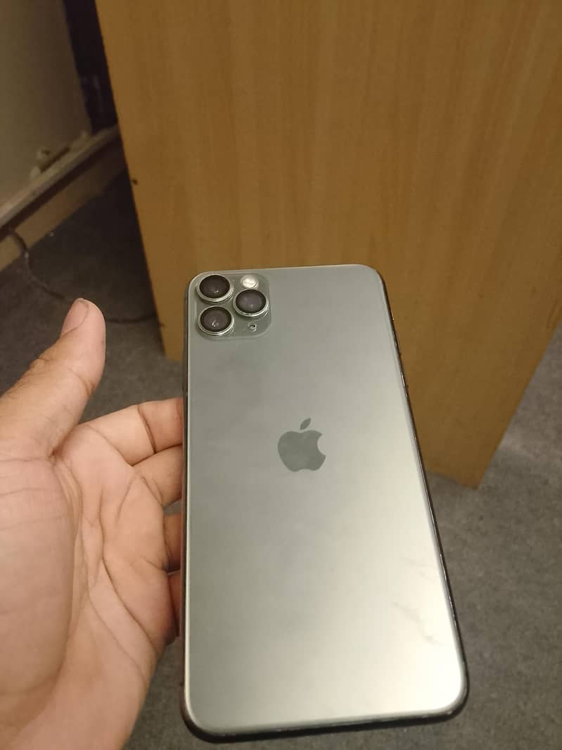 iPhone 11 Pro Max 12