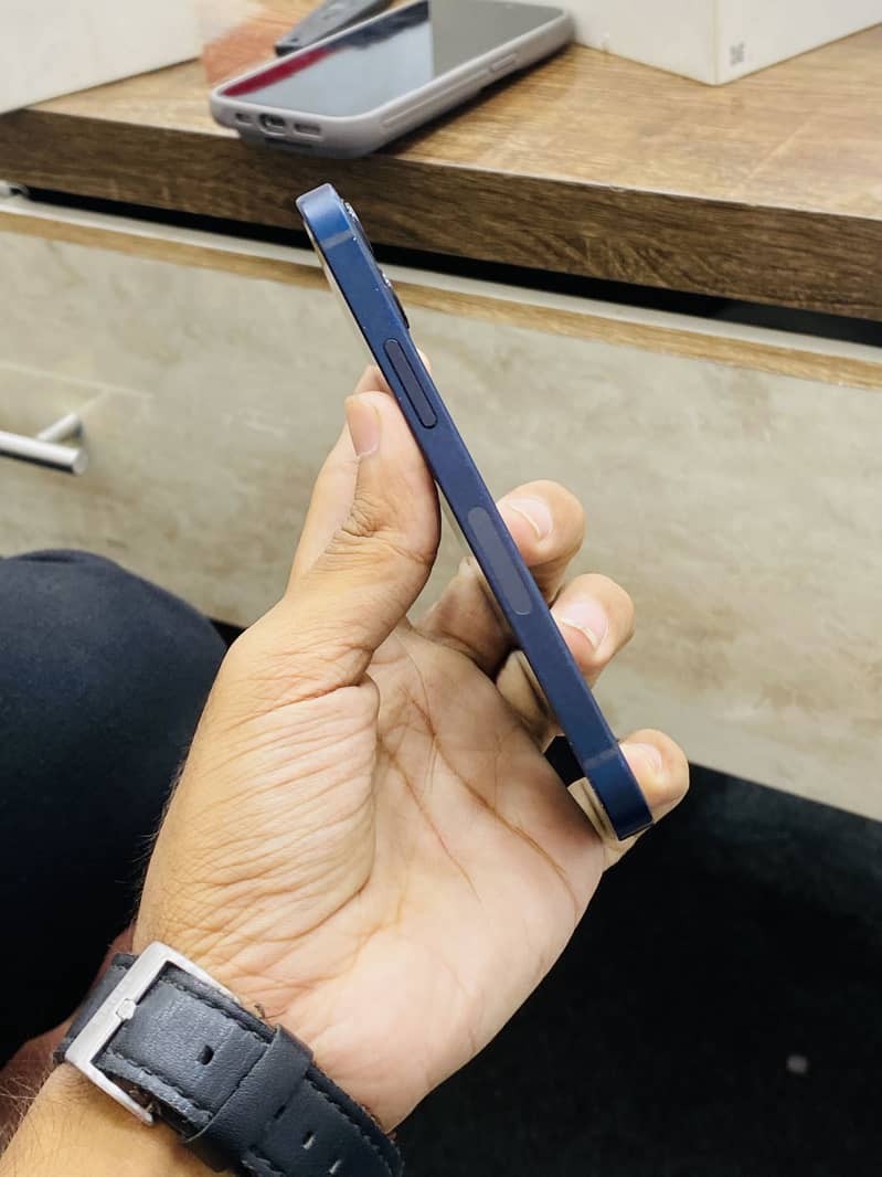iPhone 12 mini 4