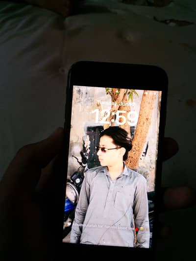 Apple iPhone 8 urgent sell karna ha ache rates ma de dunga