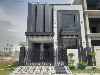 Avail Yourself A Great Prime Location 5 Marla House In Central Park - Block B
