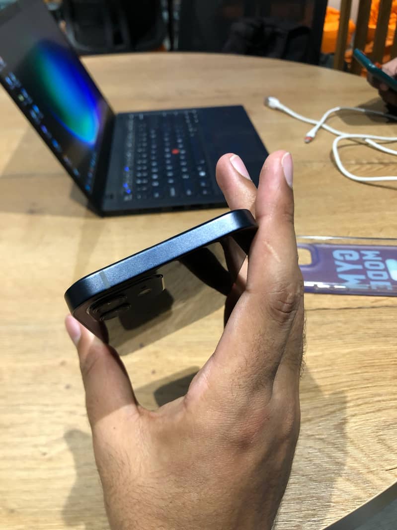 Apple iPhone 12 4