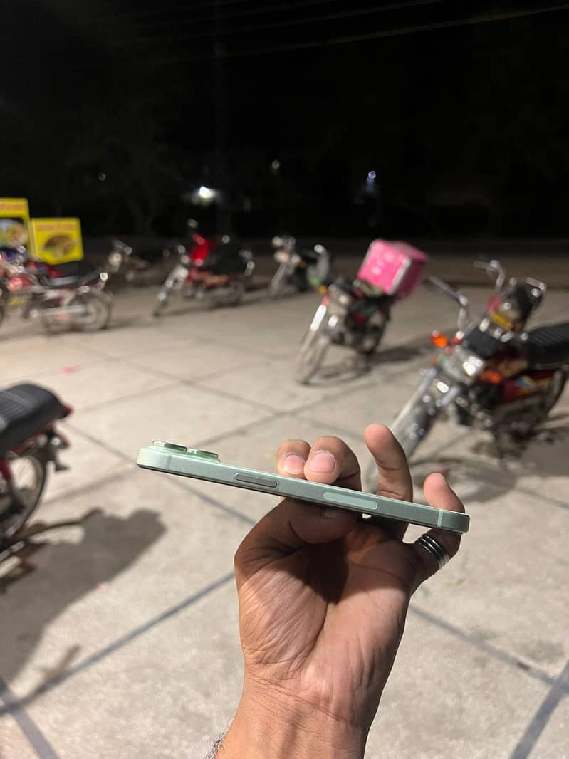 Apple iPhone 15 2