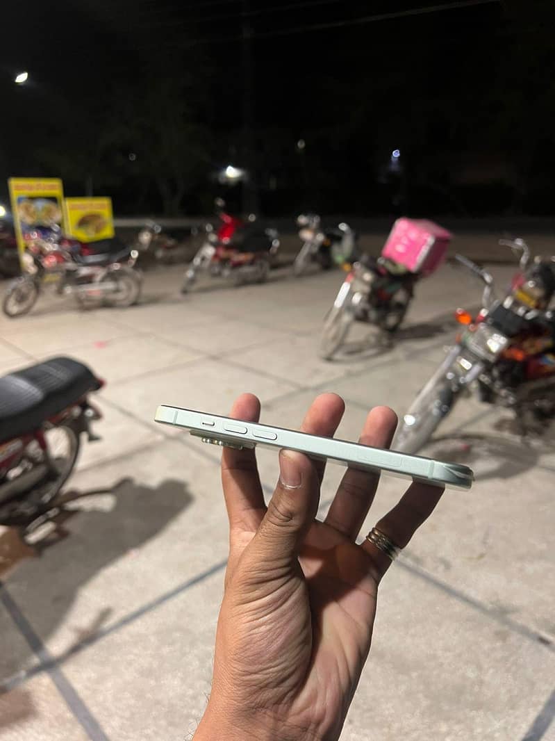 Apple iPhone 15 4