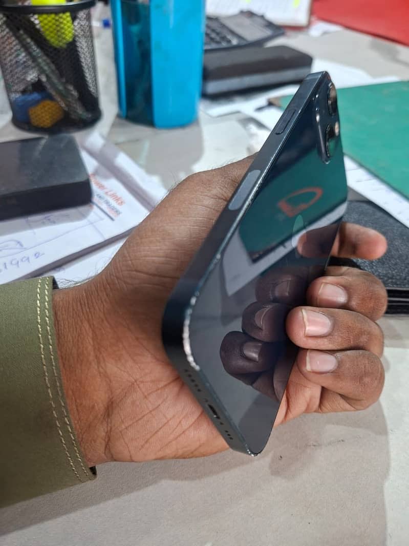 Apple iPhone 13 4
