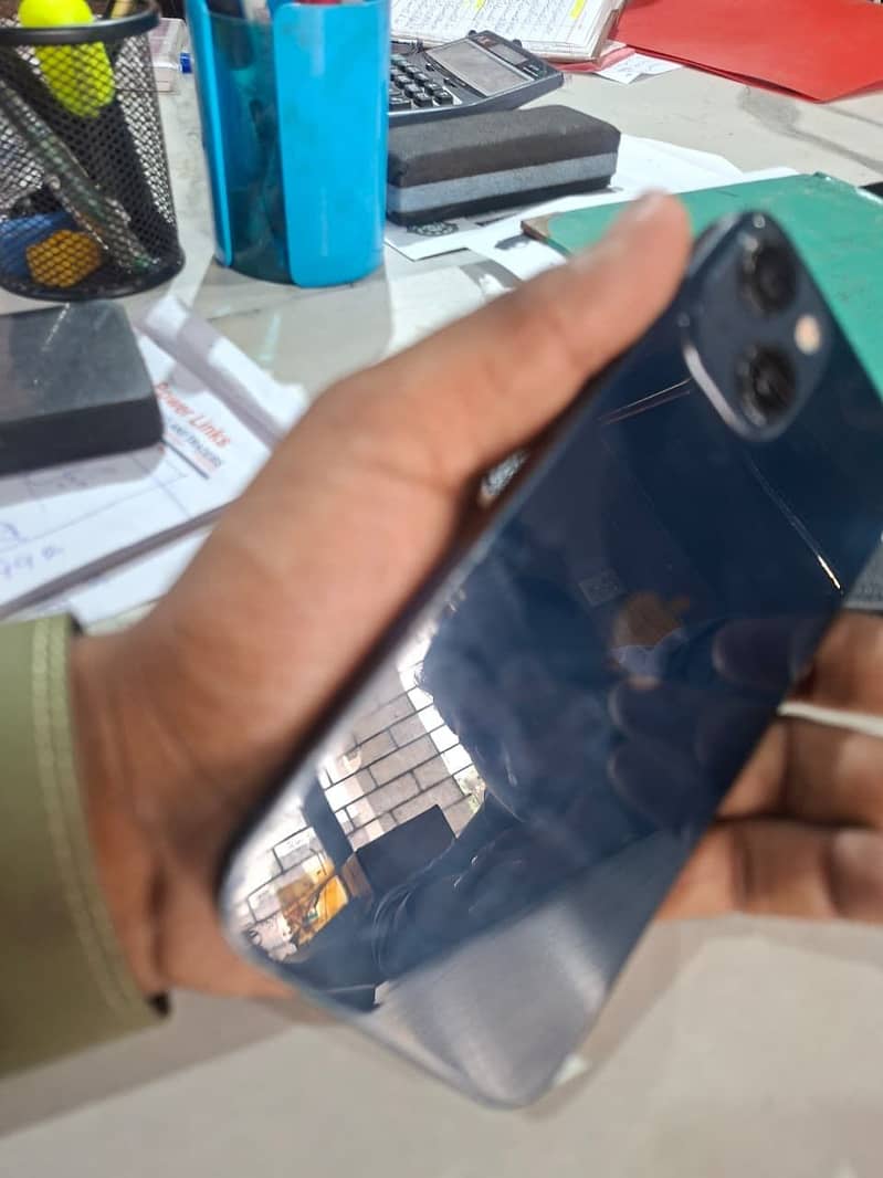 Apple iPhone 13 5