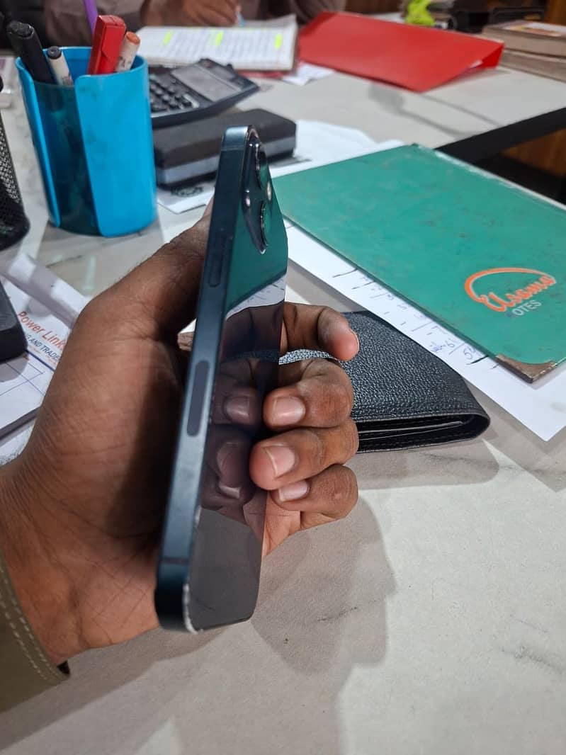 Apple iPhone 13 7