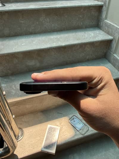 iPhone 16 black.