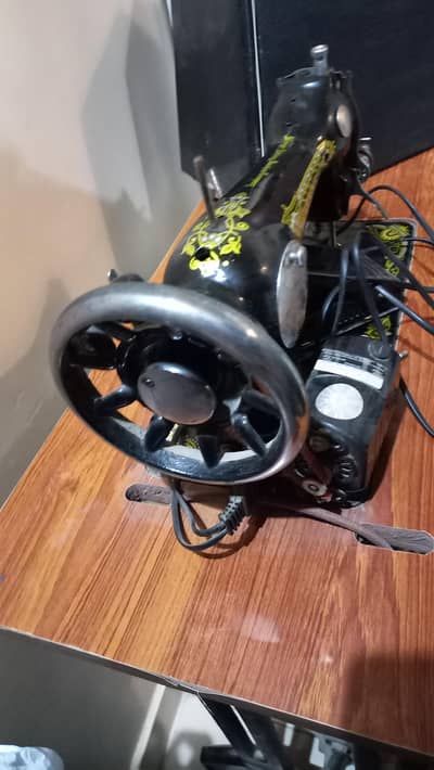 SINGER GOOD AS NEW SILAI SEWING MACHINE WITH STAND BLACK