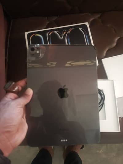 Ipad m4 chip 10by10 lush condition bilkol zero urgent sale