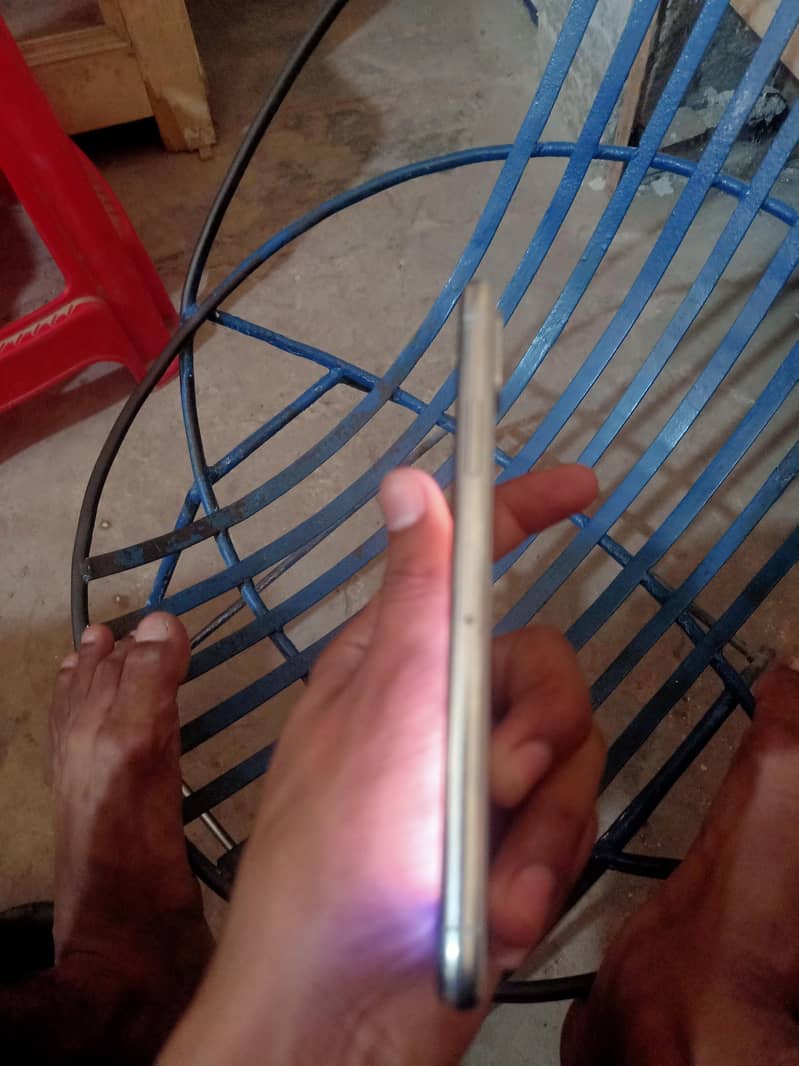 Apple iPhone X 4