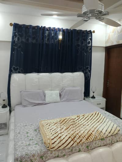 king size bed. 2 side tebill