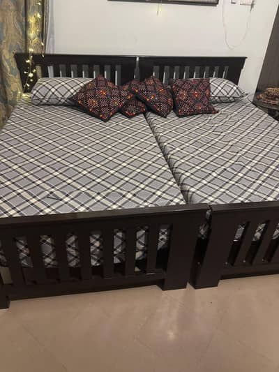 beutiful tow single bed with out metris . . very elegant