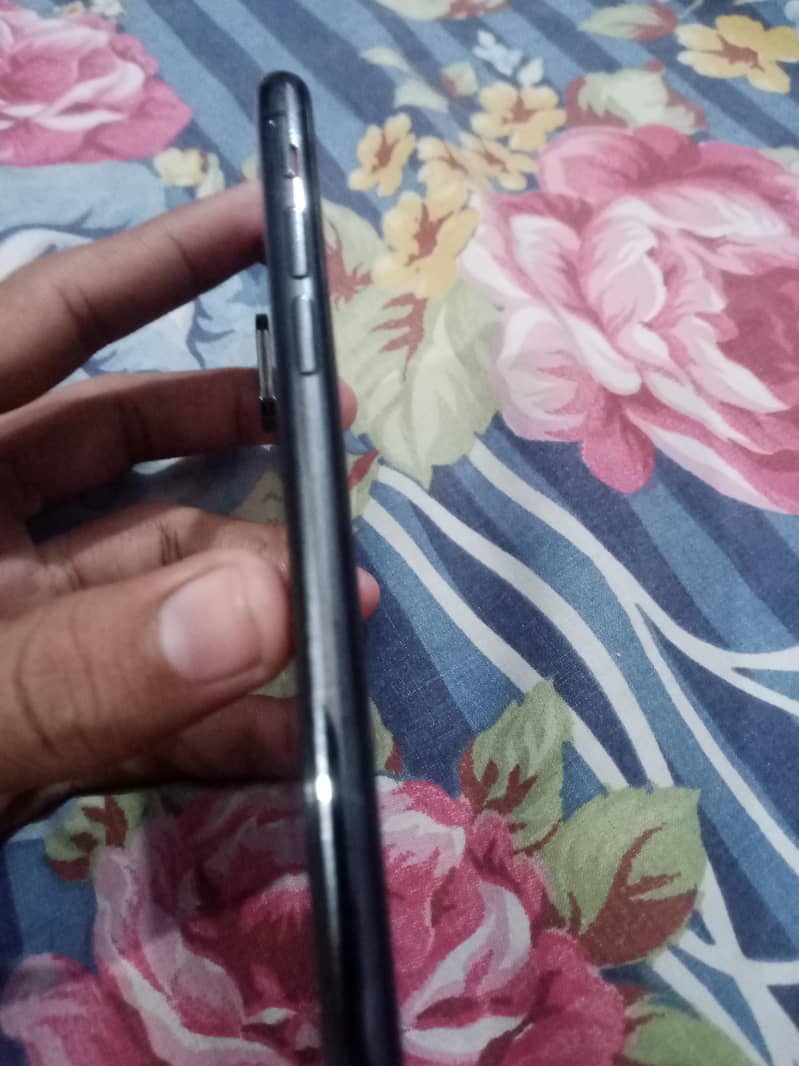 Apple iPhone X 4