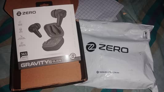 Gravity Earbuds zero lifestyle