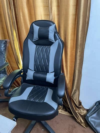 New gaming chair condtion 10 by 10
