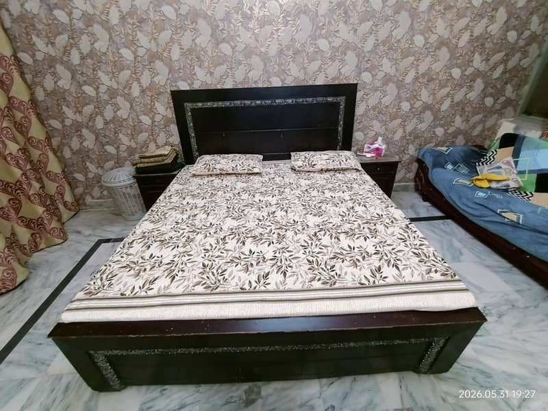 Double bed with side tables 0
