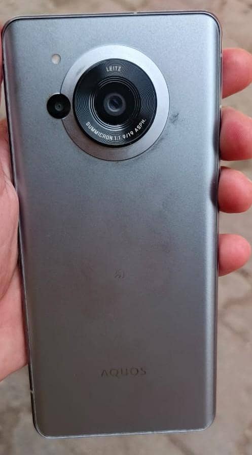 Sharp Aquos r7 1