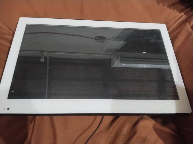 NEW CONDITION LCD 4