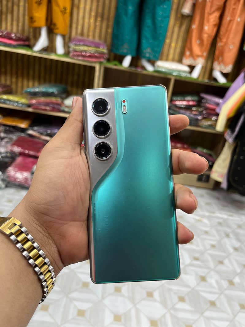 Tecno CAMON 40 Pro 1