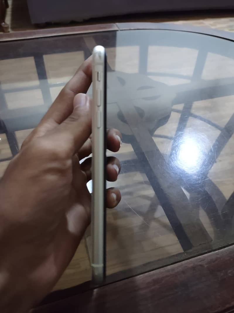 Apple iPhone 11 4