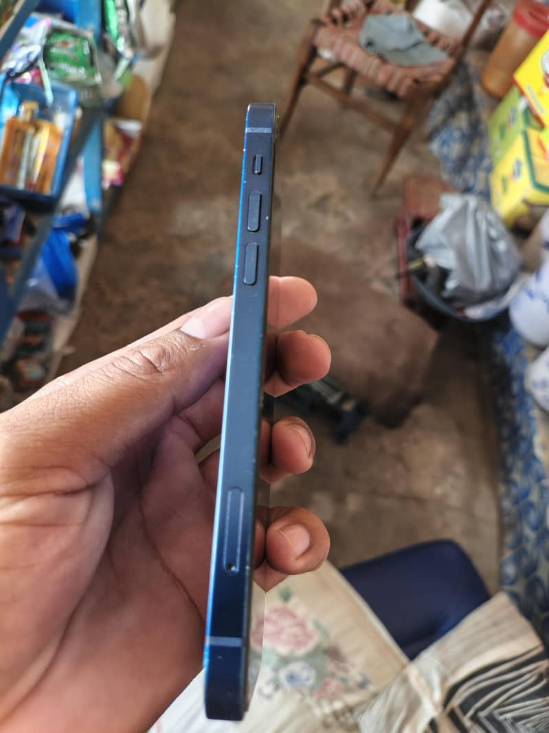 Apple iPhone 12 4