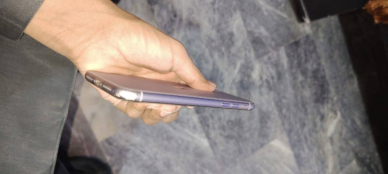 Apple iPhone 11 3