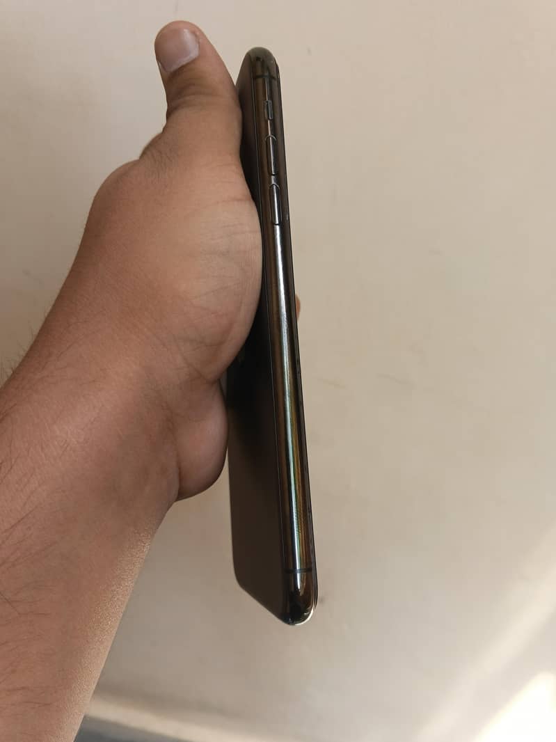 iPhone 11 Pro Max 4