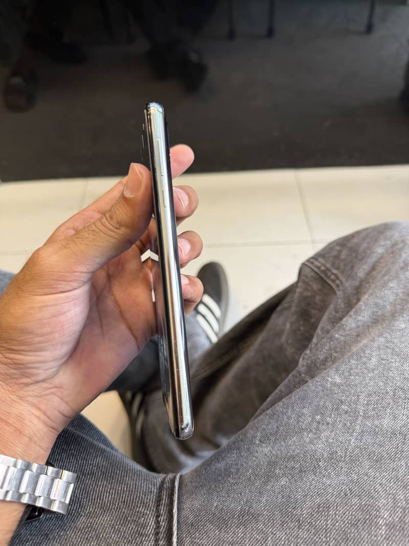 Sharp Aquos R2 1