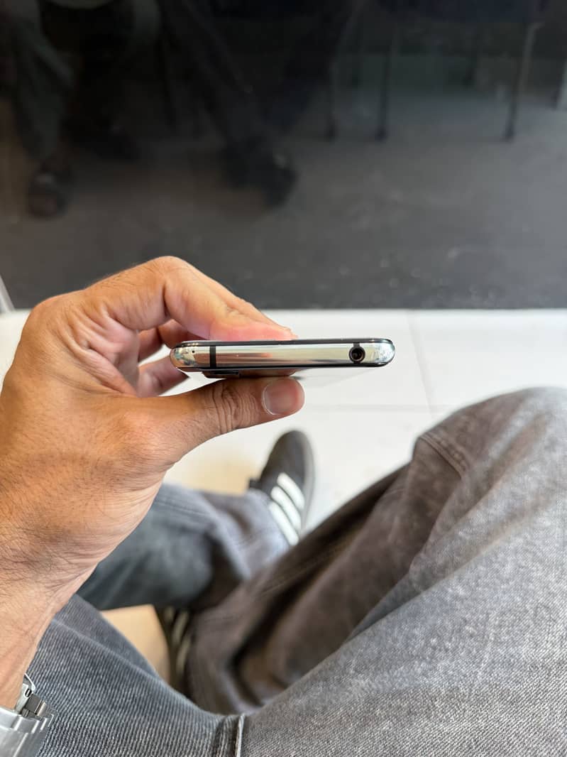 Sharp Aquos R2 3