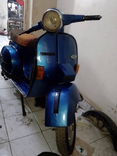 Classic Vespa Scooter – Unique Vintage Look | Fresh Blue Color