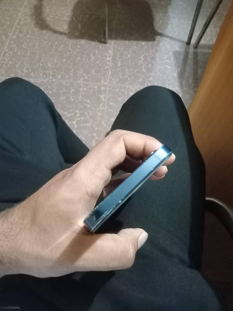 Apple iPhone 12 4