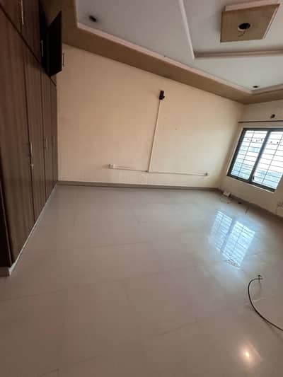TEN MARLA FIRST FLOOR AVAILABLE FOR SALOON OFFICE FAST FOOD
