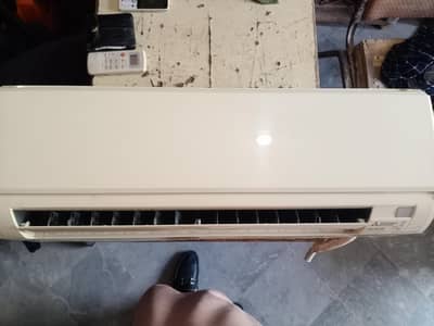 Mitsubishi 1 Ton AC all ok genuine gas