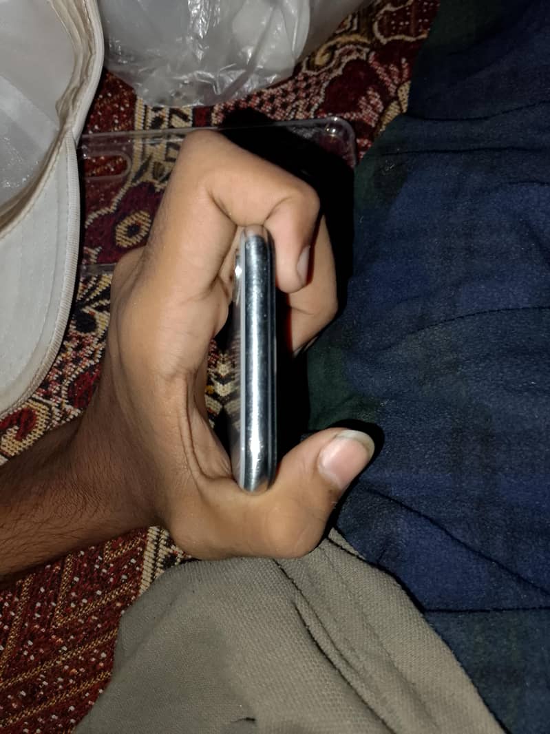 Apple iPhone X 4