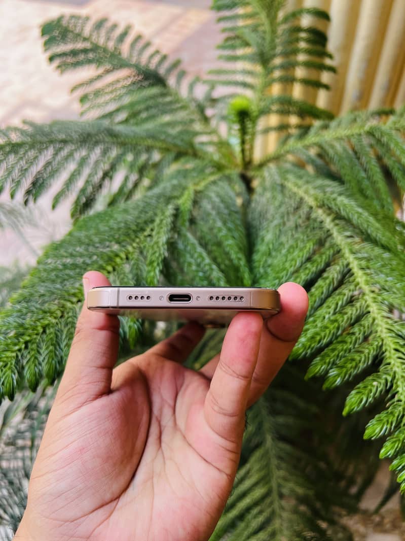 Apple iPhone 16 Pro Max 6