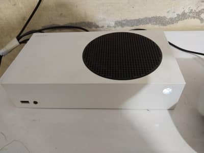 Xbox series S with 2 original controllers