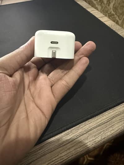 Apple 20 watt 3 pin addopter