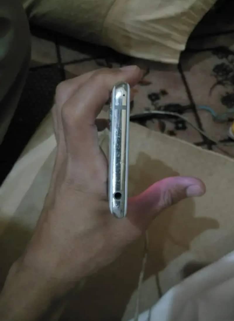 Sharp Aquos R2 4