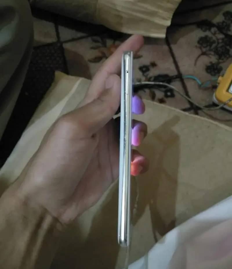 Sharp Aquos R2 5