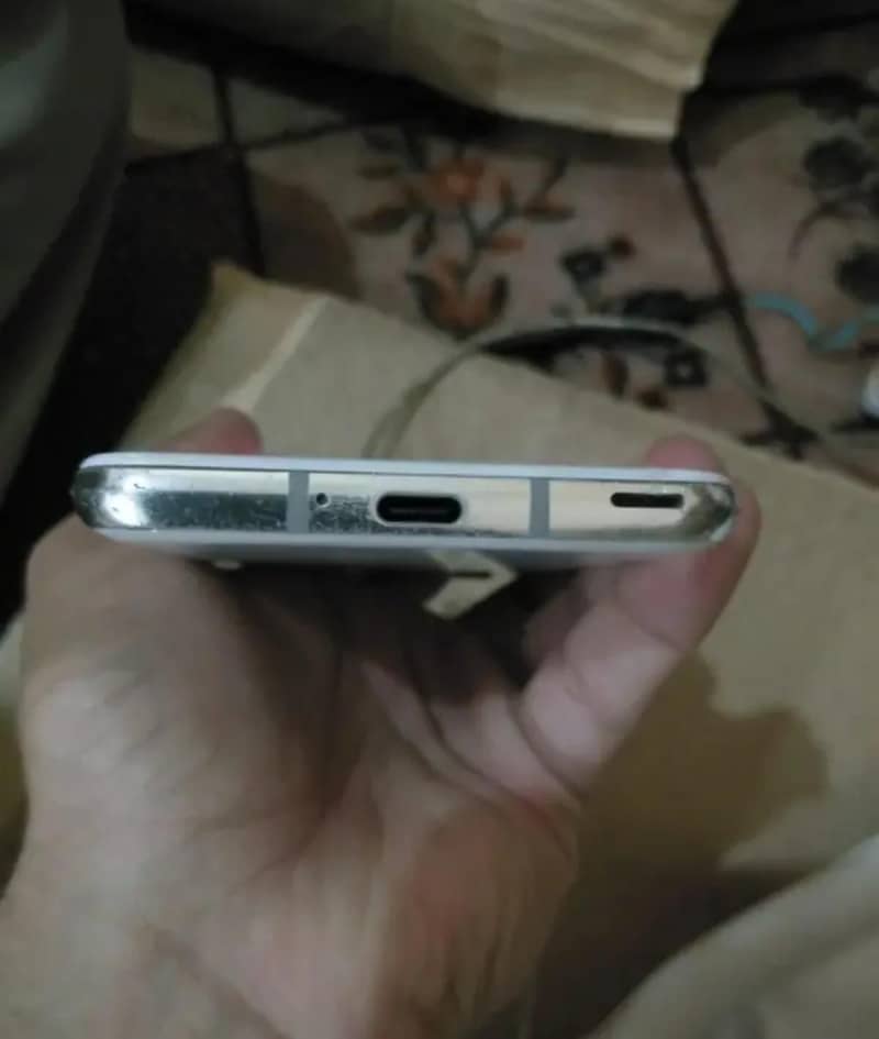 Sharp Aquos R2 6