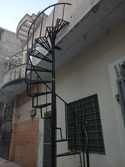 لوہے کی گول سیڑھی بہترین حالت میں برائے فروخت