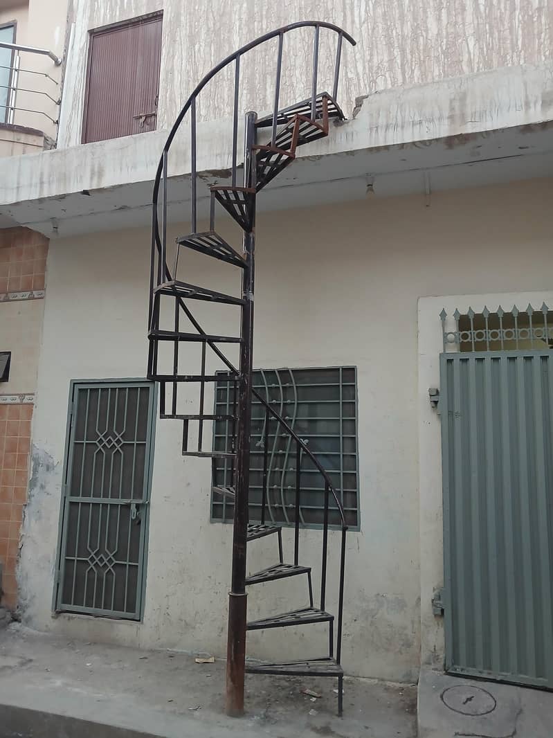 لوہے کی گول سیڑھی بہترین حالت میں برائے فروخت 2