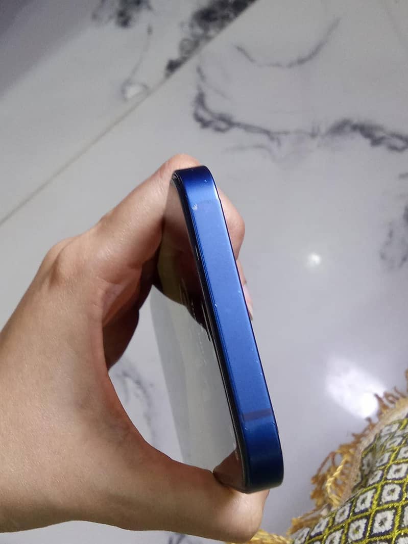Apple iPhone 12 4
