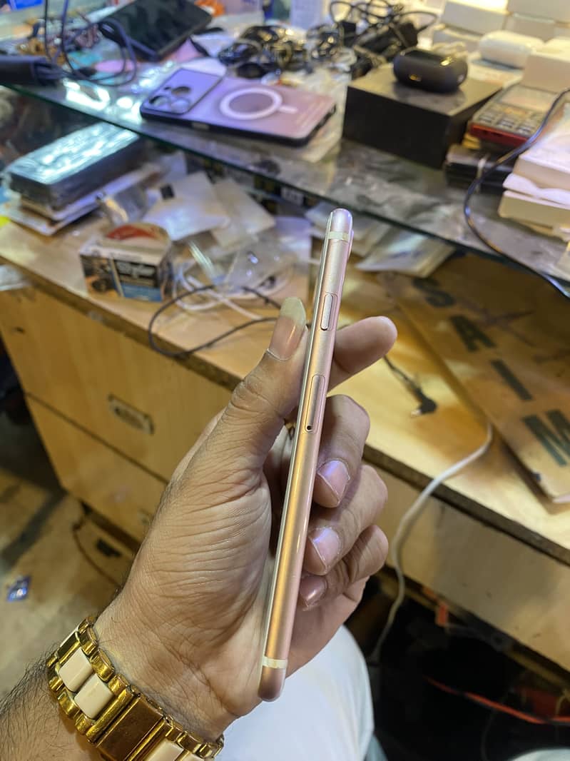 Apple iPhone 7 1