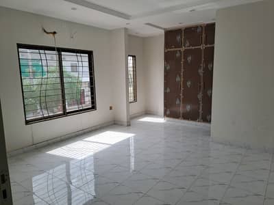 10 MARLA SEMI COMMERCIAL BUILDING FOR SALE