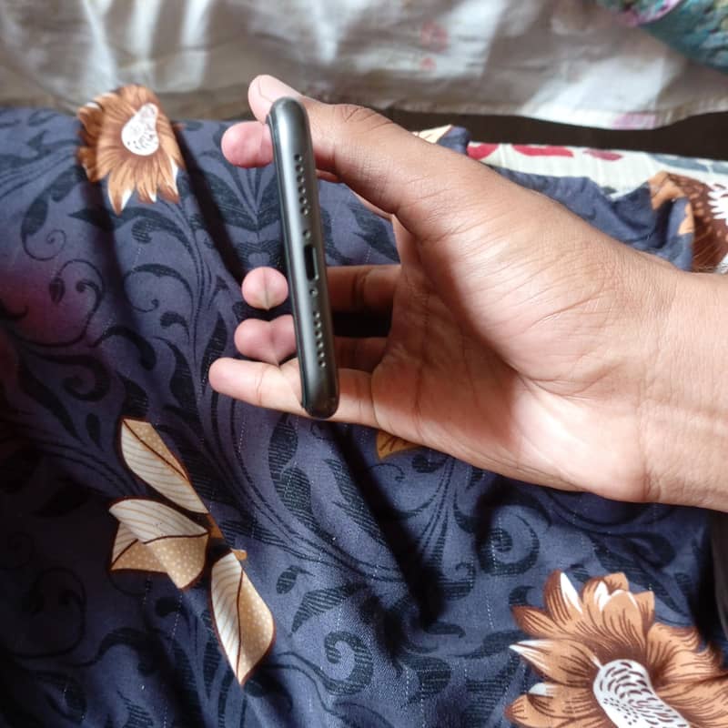 Apple iPhone 11 3